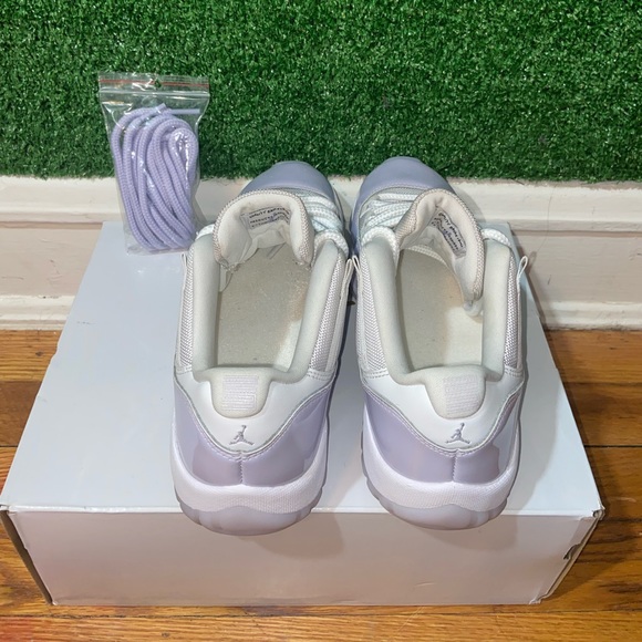 Jordan 12s Violet purple - Picture 2 of 4